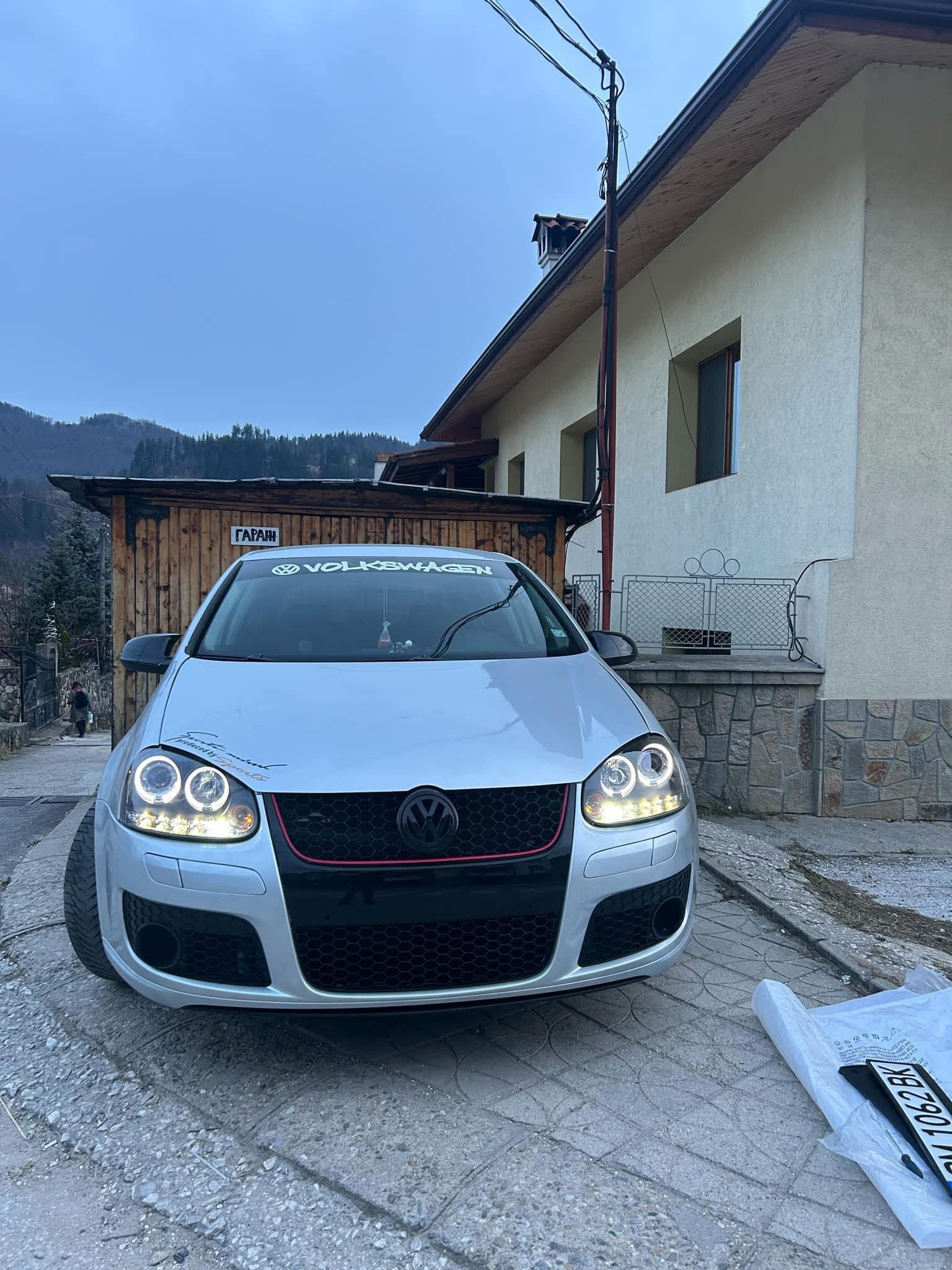 Капаци за огледала БАТМАН дизайн за VW GOLF 5 - черен пиано лак